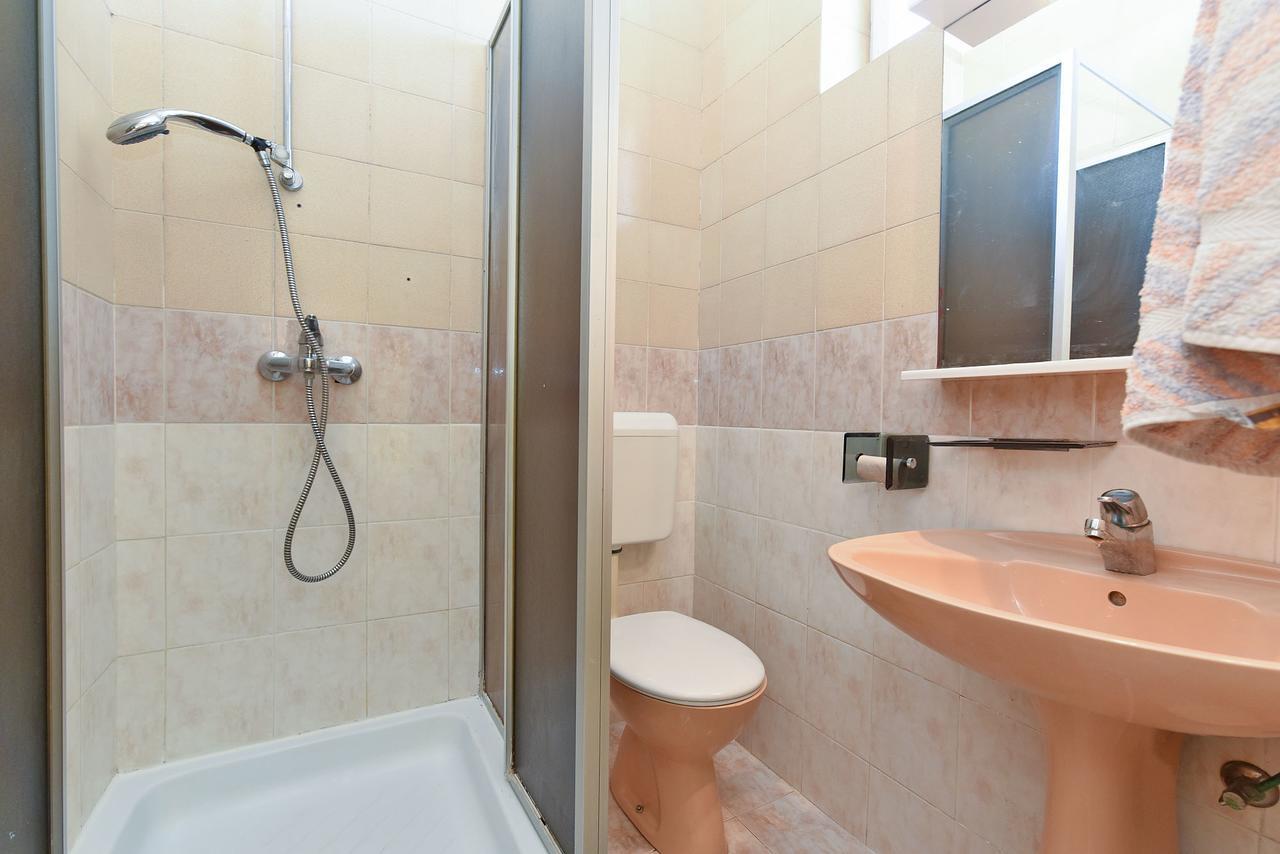 Apartments Josip 74 พูลา ภายนอก รูปภาพ