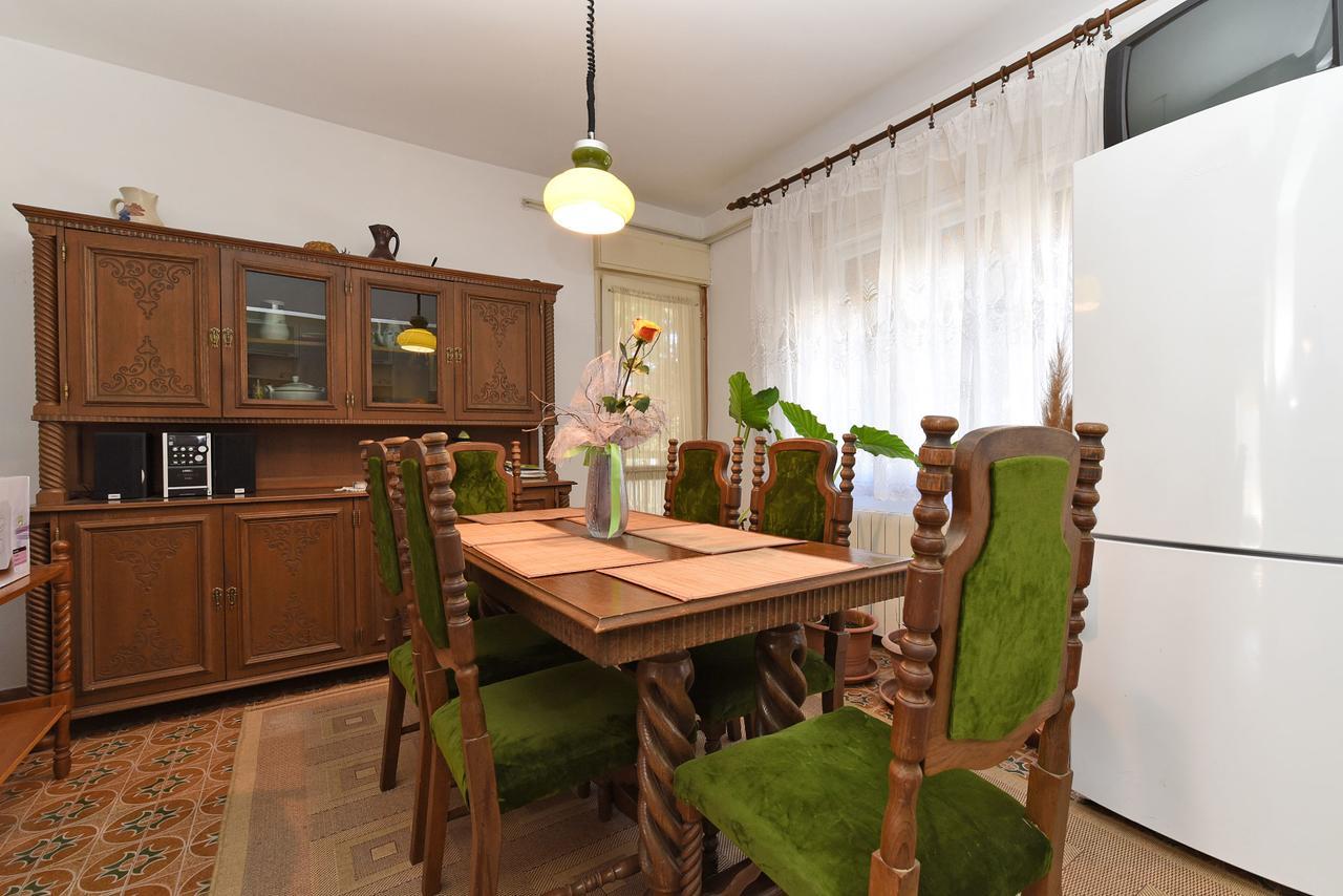 Apartments Josip 74 พูลา ภายนอก รูปภาพ