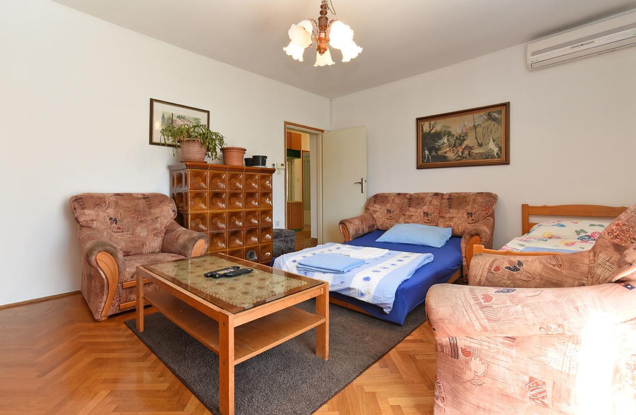 Apartments Josip 74 พูลา ภายนอก รูปภาพ